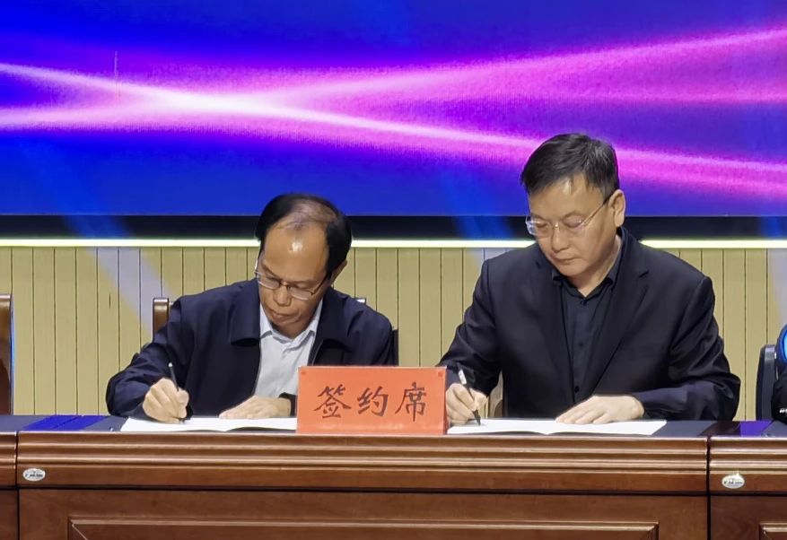 镇平县人民政府与河南省拍卖行业协会、 郑州拍卖总行有限公司签署战略合作协议